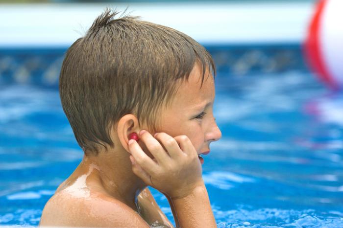 استفاده از محافظ گوش در هنگام شنا کردن
