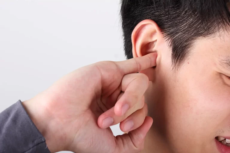 خارش گوش نشانه ها تشخیص و درمان
